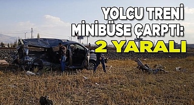Yolcu treni minibüse çarptı: 2 yaralı