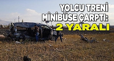 Yolcu treni minibüse çarptı: 2 yaralı