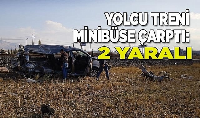 Yolcu treni minibüse çarptı: 2 yaralı