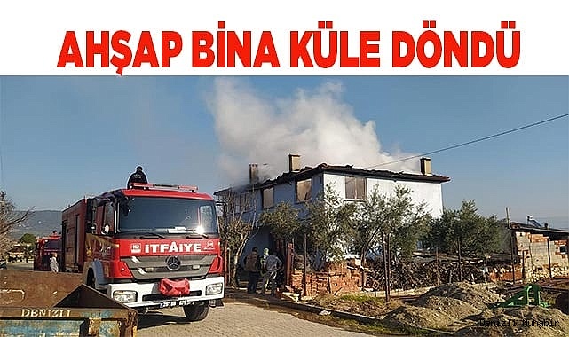 Ahşap bina küle döndü