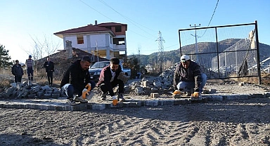 ÇAMELİ'DE KİLİT PARKE TAŞI ÇALIŞMALARI DEVAM EDİYOR