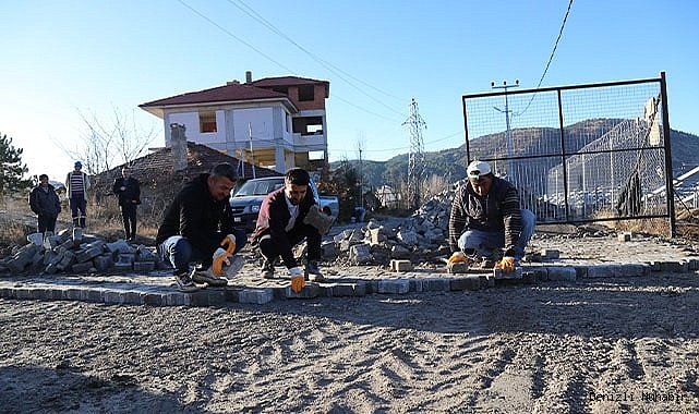 ÇAMELİ'DE KİLİT PARKE TAŞI ÇALIŞMALARI DEVAM EDİYOR