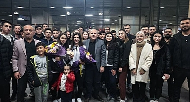 DÜNYA ŞAMPİYONLARI ÇİÇEKLERLE KARŞILANDI