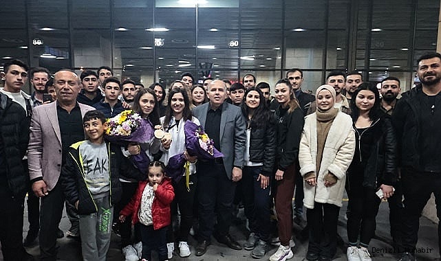 DÜNYA ŞAMPİYONLARI ÇİÇEKLERLE KARŞILANDI