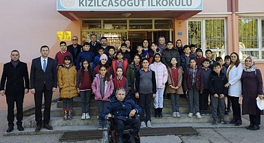 Topladıkları kapaklarla tekerlekli sandalye aldılar