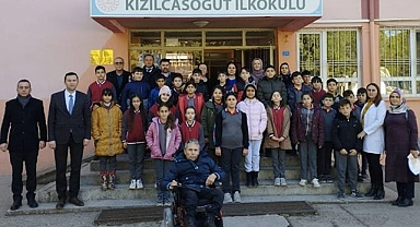Topladıkları kapaklarla tekerlekli sandalye aldılar