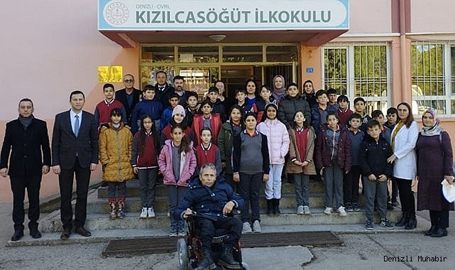 Topladıkları kapaklarla tekerlekli sandalye aldılar