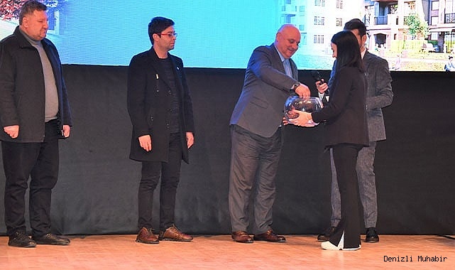 Buldan’da “İlk Evim” projesinin ilk talihlisini Belediye Başkanı Şevik çekti