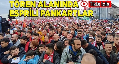 Tören alanında esprili pankartlar