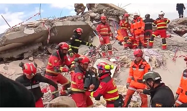106 saat sonra enkazdan 2 çocuk canlı kurtarıldı