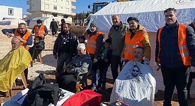 Bay ve bayan kuaförler bu kez depremzedeler için makas tuttu