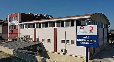 Denizli’ye gelen depremzedelerin sıcak yemekleri Büyükşehir’den