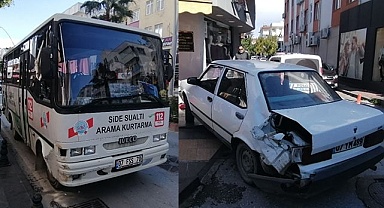 Deprem bölgesine giden minibüs ile otomobil çarpıştı