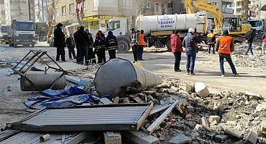 Deprem soruşturmasında gözaltı kararı verilen 14 kişiden 3’ü enkaz altında kalarak öldü