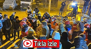 Diyarbakır’da 72 saat sonra bir kadın canlı olarak enkaz altından çıkartıldı