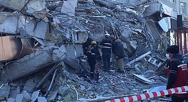 Enkazdan sağ çıkartılan 3 kardeşten biri hayatını kaybetti