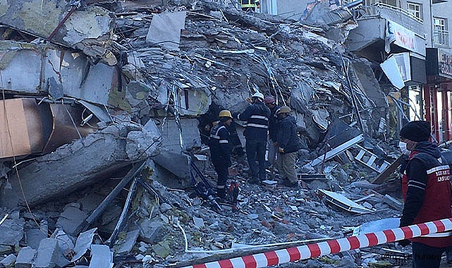 Enkazdan sağ çıkartılan 3 kardeşten biri hayatını kaybetti