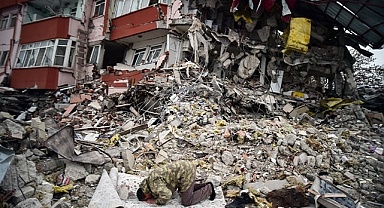 Enkazın başında namaz kılıp yakınları için dua etti
