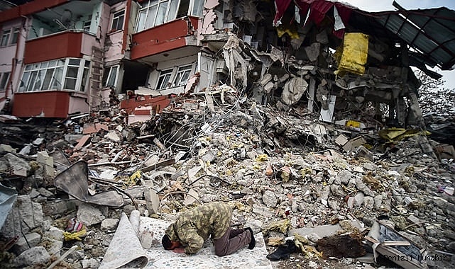 Enkazın başında namaz kılıp yakınları için dua etti