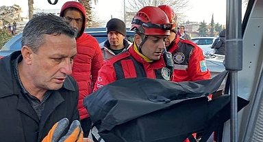 Göçük altında kalan anne ve iki çocuğunun cansız bedenine ulaşıldı, baba yaralı kurtarıldı