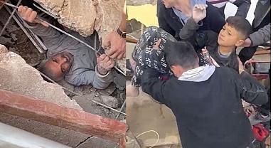 Hatay’da enkaz altındaki çocuk ve bir vatandaş 30 saat sonra kurtarıldı