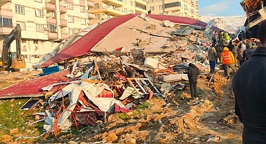 Hatay'da polis memuru sürünerek girdiği enkazdan yaralı kadını sağ çıkardı