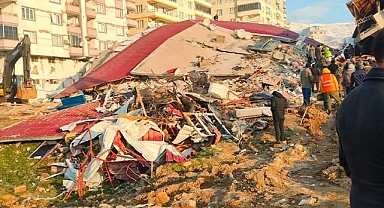 Hatay'da polis memuru sürünerek girdiği enkazdan yaralı kadını sağ çıkardı