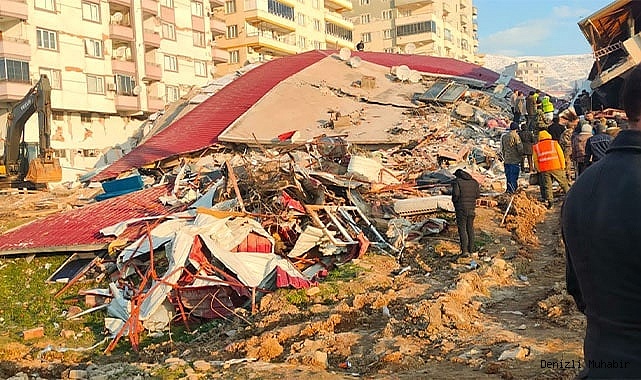 Hatay'da polis memuru sürünerek girdiği enkazdan yaralı kadını sağ çıkardı