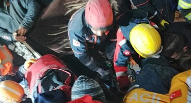 Hatay'daki Çinli ekip, Türk ekiplerle birlikte enkazdan hamile kadını sağ olarak çıkardı