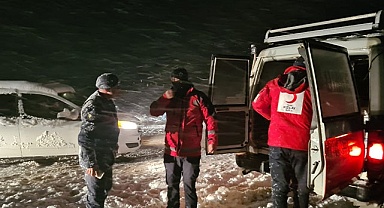 Kar sebebi ile yolda mahsur kalanlara kumanya dağıtıldı