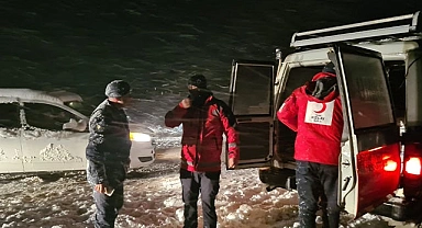 Kar sebebi ile yolda mahsur kalanlara kumanya dağıtıldı