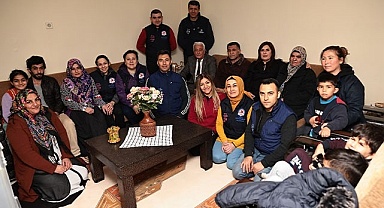 Kış günü evsiz kalan aileye Büyükşehir Sevgi Eli sahip çıktı