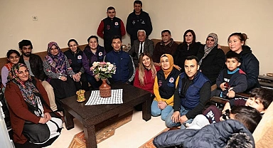 Kış günü evsiz kalan aileye Büyükşehir Sevgi Eli sahip çıktı