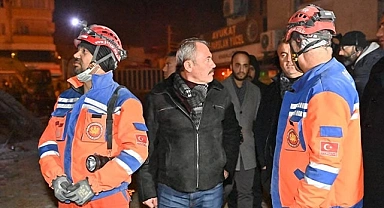 Milletvekili Şahin Tin çadır kentte depremzedelerle görüştü