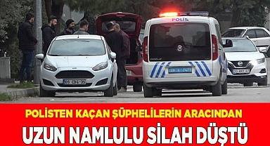Polisten kaçan şüphelilerin aracından uzun namlulu silah düştü