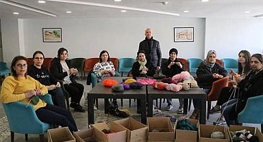 Sarayköylü kadınlar depremzedeler için bağışlanan yün iplikleri kışlık giysilere dönüştürüyor