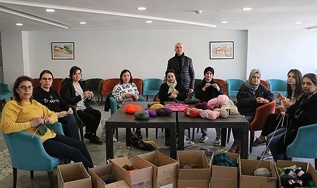 Sarayköylü kadınlar depremzedeler için bağışlanan yün iplikleri kışlık giysilere dönüştürüyor