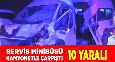 Servis minibüsü saman yüklü kamyonetle çarpıştı: 10 yaralı