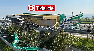 Seyir halinde dorsesi açılan kamyon ortalığı savaş alanına çevirdi