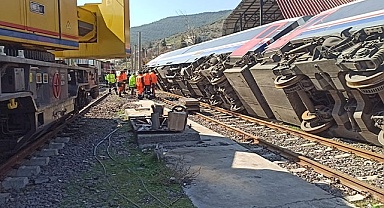 Şiddetli deprem tren vagonlarını devirdi, rayları tahrip etti