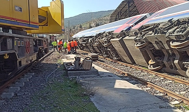 Şiddetli deprem tren vagonlarını devirdi, rayları tahrip etti