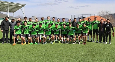 Yeşil sahalara dönen Başkan, memleketinin takımında futbolcu oldu