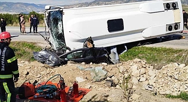 Alman turistleri taşıyan midibüs otomobili ezdi: 1 ölü 24 yaralı