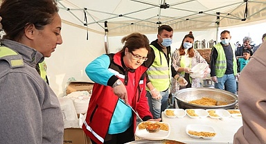 Bakan Yanık, Sarayköy Belediyesi’nin mobil mutfağında yemek ikramında bulundu