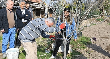 Denizli’de meyve ağaçlarında kaliteli verim almak için doğru budama yöntemleri ile aşılama tekniklerinin teorik ve pratik olarak gösterildiği ve yeni açılan kursa Pamukkaleliler yoğun ilgi gösteriyor.
