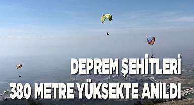 Deprem şehitleri 380 metre yüksekte anıldı