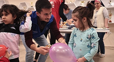 Depremzede miniklere doğum günü sürprizi