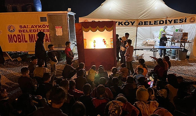 Sarayköy Belediyesi, çadır kentte gölge oyunuyla moral verdi