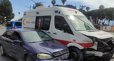 Ambulans ile otomobil çarpıştı: 1 yaralı