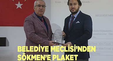 Belediye Meclisi’nden Sökmen’e plaket verildi